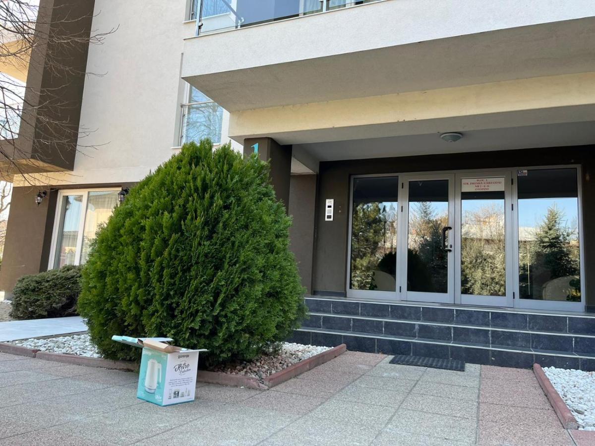 Tranzzzit Airport Apartment Отопень Екстер'єр фото