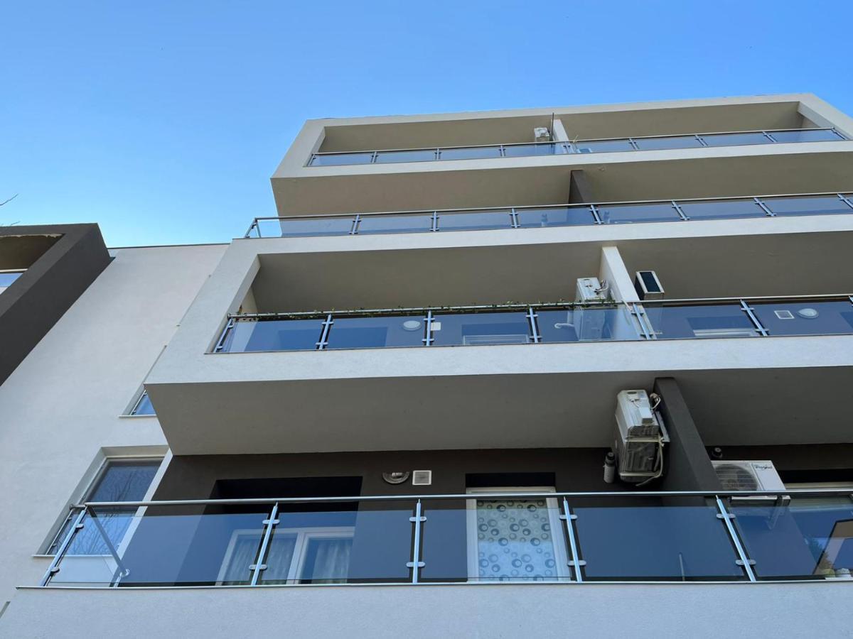 Tranzzzit Airport Apartment Отопень Екстер'єр фото