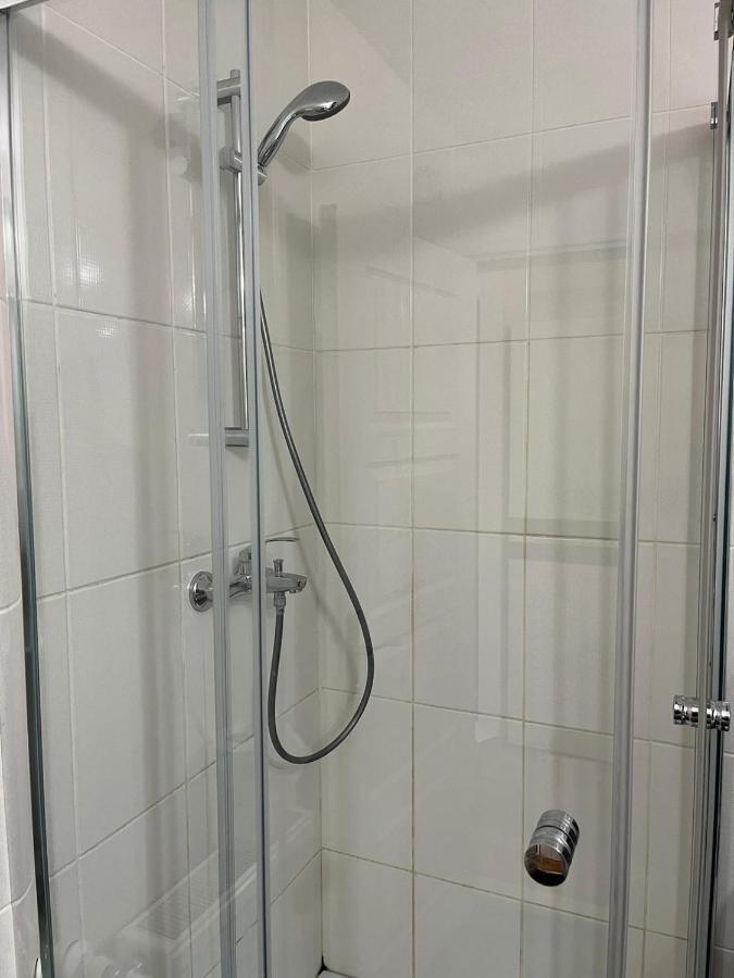 Tranzzzit Airport Apartment Отопень Екстер'єр фото
