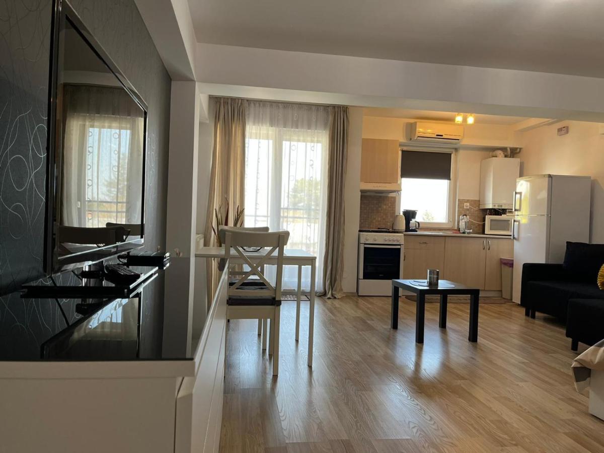 Tranzzzit Airport Apartment Отопень Екстер'єр фото